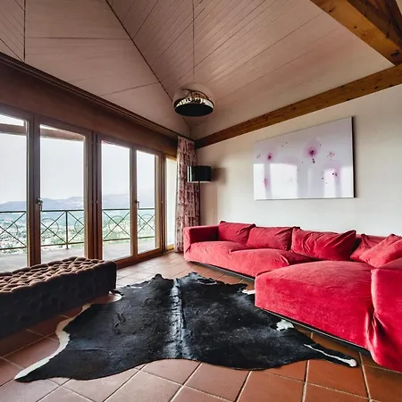 Camelia Con Vista Sul Lago Di Lugano