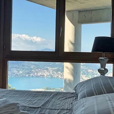 Camelia Con Vista Sul Lago Di Villa *